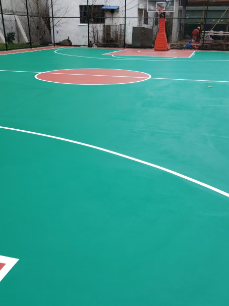 雷鸣镇 球场长期使用易出现地面开裂